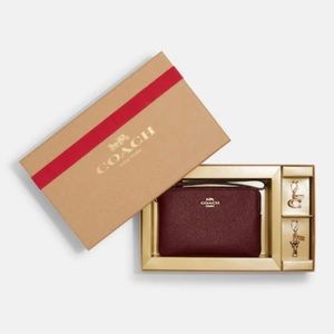 Boxed corner zip wristlet